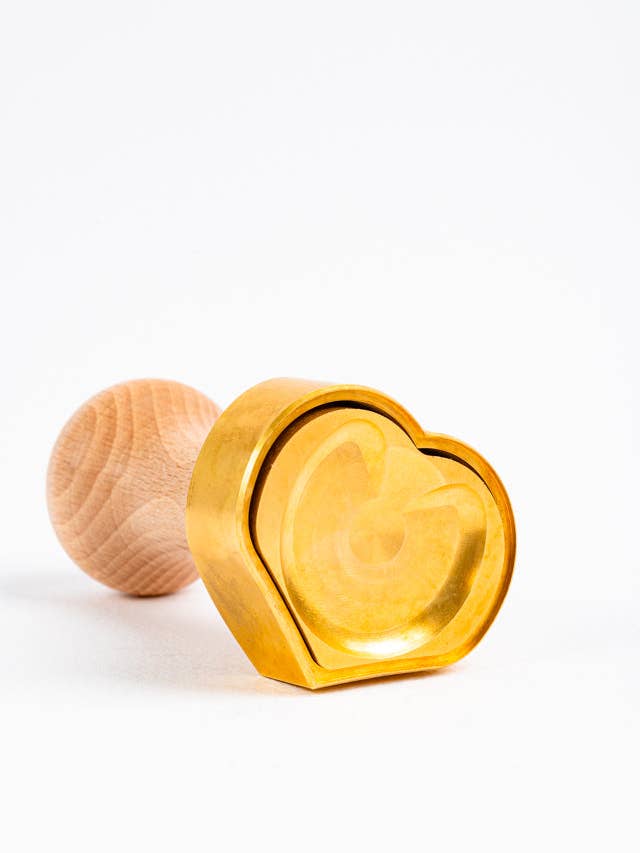 Emporte-pièce à raviolis CUORE en forme de cœur en laiton pour la vente par LA GONDOLA