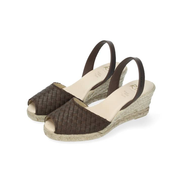 Dames sandaal met jute sleehak en gevlochten bruine leren band voor wholesale door Ria Menorca