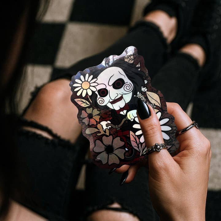 Kuslig Blomsterdocka Klistermärke — Vattentät Vinyldekal för Skräckfans & Laptops för wholesale av Gothic Garage