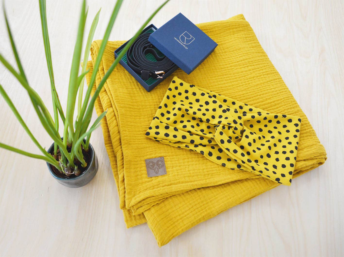 WiDDA berlin - Venta al por mayor Bufanda - Mujer - Tela de muselina en color amarillo hecha de algodón orgánico3