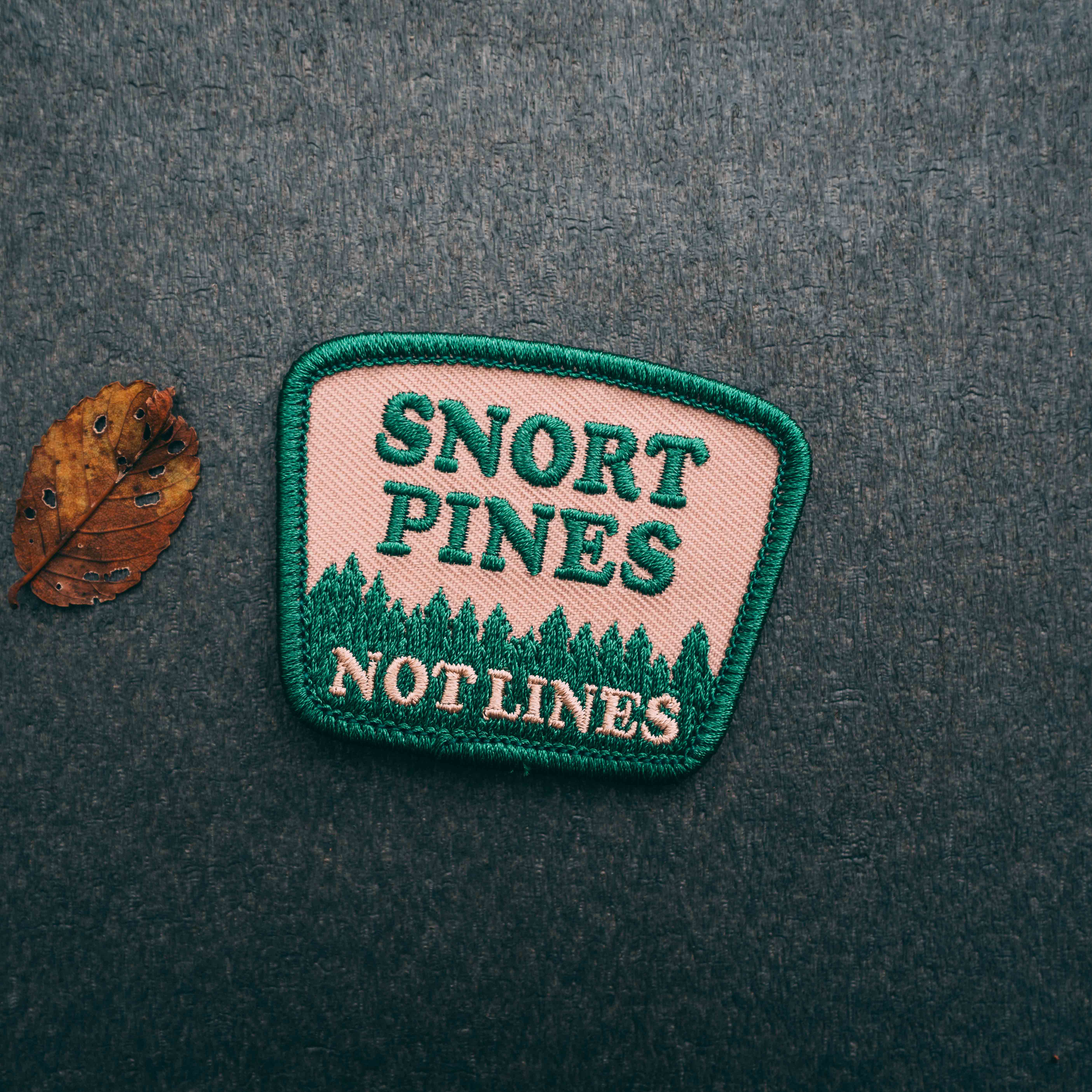 Hey Bear Outdoors - Vendita all'ingrosso Toppe - Toppa ricamata Snort Pines Not Lines con retro termosaldato1