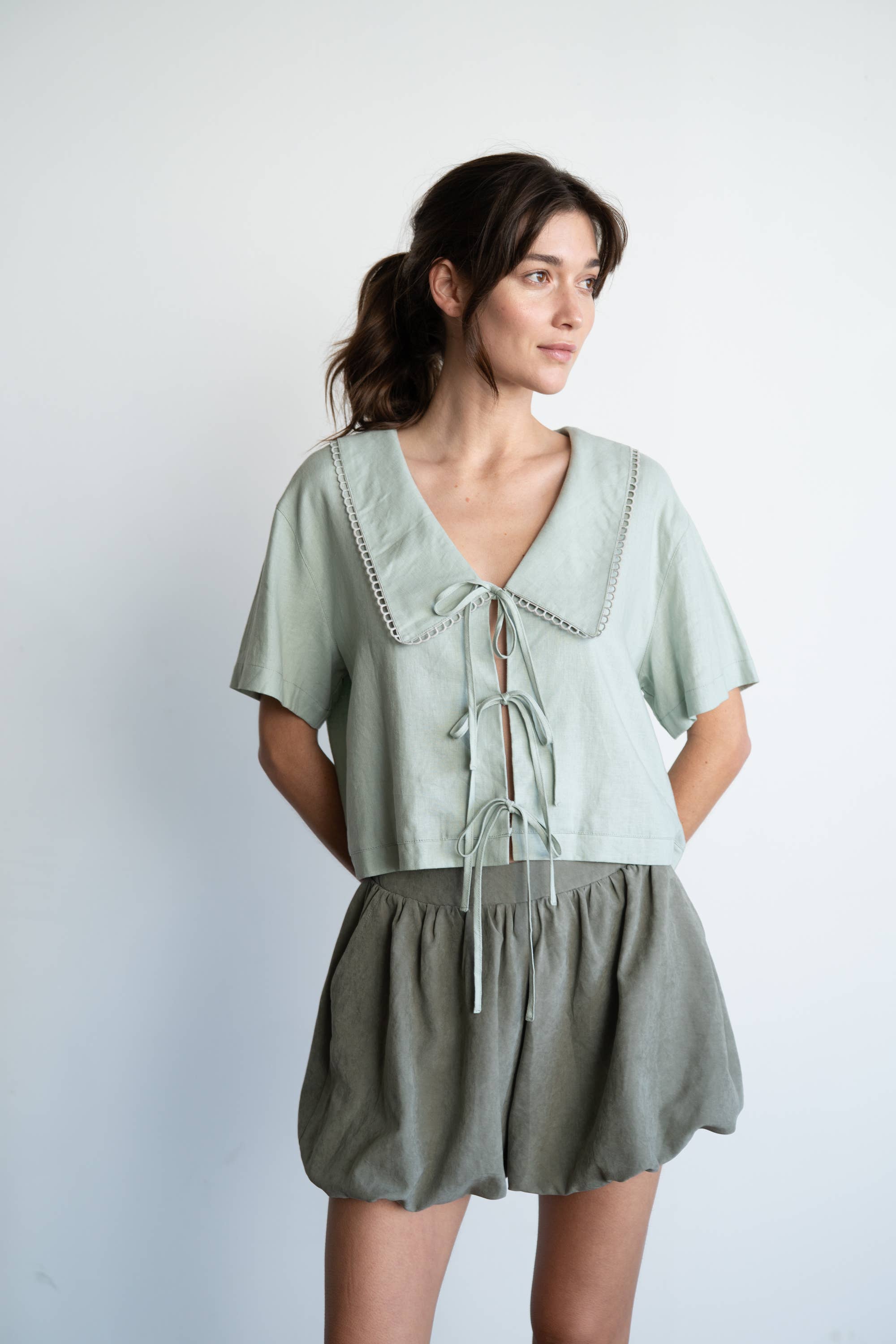 Salvia HERITAGE LACE BLUS MED KNYTBAND FRAMTILL för wholesale på Faire1