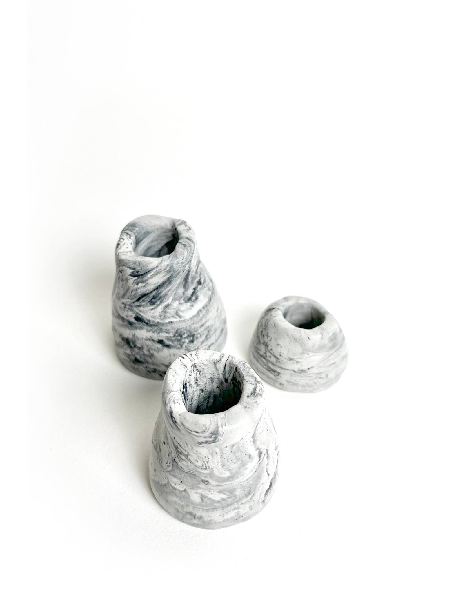 Known Goods Co. – Suporte de vela por atacado – Castiçal Concreto Taper (conjunto de 3) - Mármore Claro1