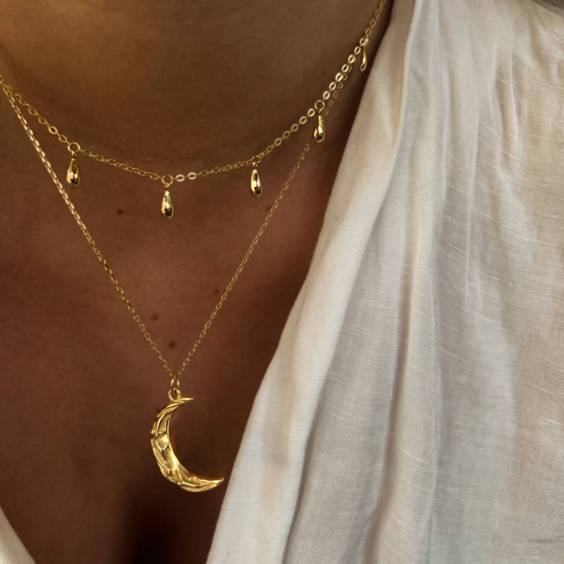 Love Local Jewelry - Venta al por mayor Collares con colgantes/abalorios - Collar Matea con colgante de luna y longitud ajustable1