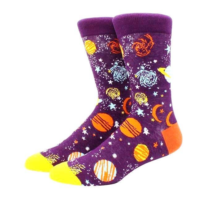 Calzini Spaziali Viola con Pianeti (Taglia Grande per Adulti - Misure Scarpe Uomo 41-46) di Sock Panda per la vendita all'ingrosso da parte di Sock Panda