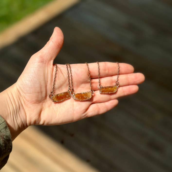 Gratefully Dreaming - Vendita all'ingrosso Collana con ciondolo/pendaglio - Collana a Barra di Cianite Arancione, Gioielli di Cristallo in Rame1