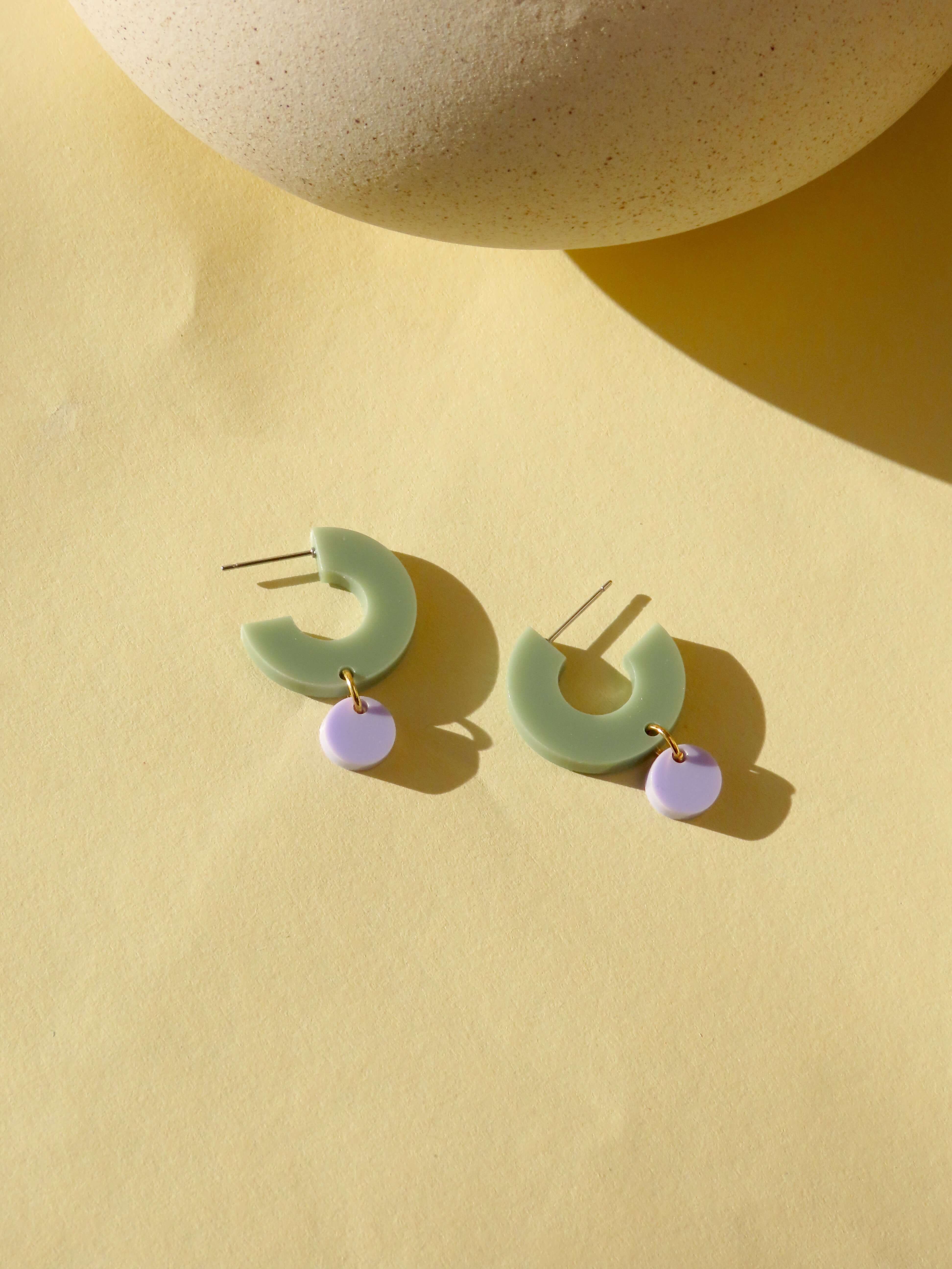 Niemalsmehrohne – Engroshandel Hoops – Creoler Silva af akryl og rustfrit stål i khaki og lilla2