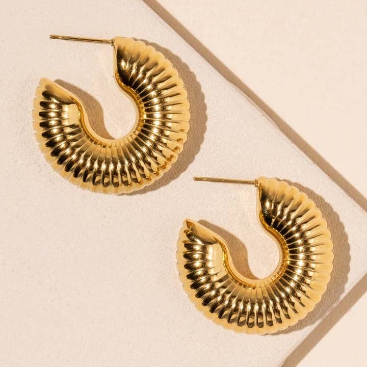 18K vergulde roestvrijstalen oorbel met gewaagde textuur voor wholesale door Lilla Haven