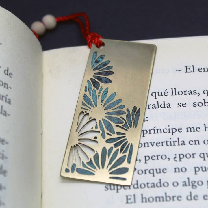 Plataica - Wholesale Bookmark - Brass bookmark with engraved daisies1