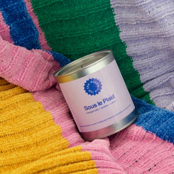 Bougie Sous le Plaid pour la vente par The Dopamine Lab