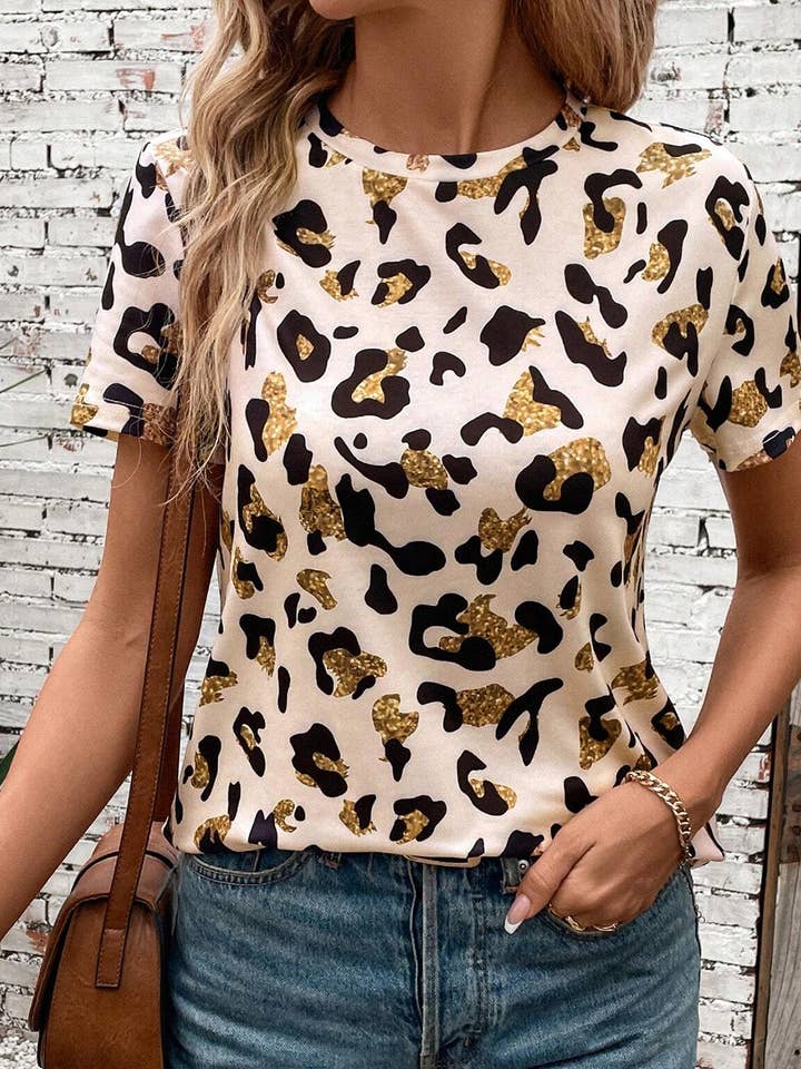 T-shirt décontracté à col rond imprimé léopard abricot pour la vente par Suhkasana