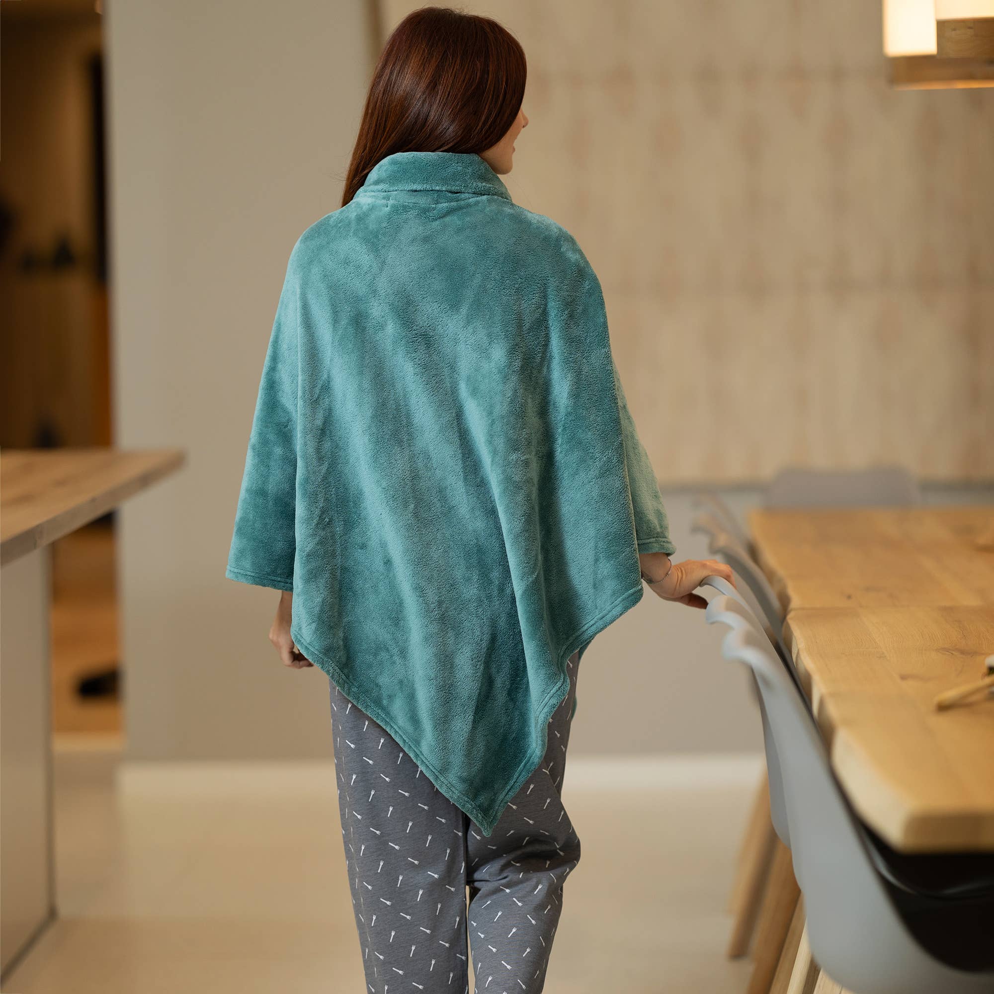 Jusqu'au Lever du jour – Engroshandel Poncho - Dame – Fleece indendørs ponchoer10