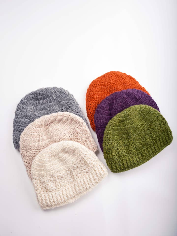 Bonnet en laine au crochet à motif floral. SH9002 pour la vente par Windhorse Trading Inc