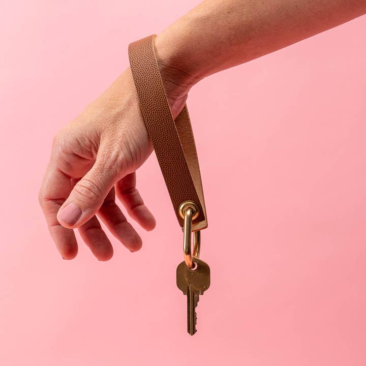 Brun Pebbled Läderhandledsväska för wholesale av Avryn Co.