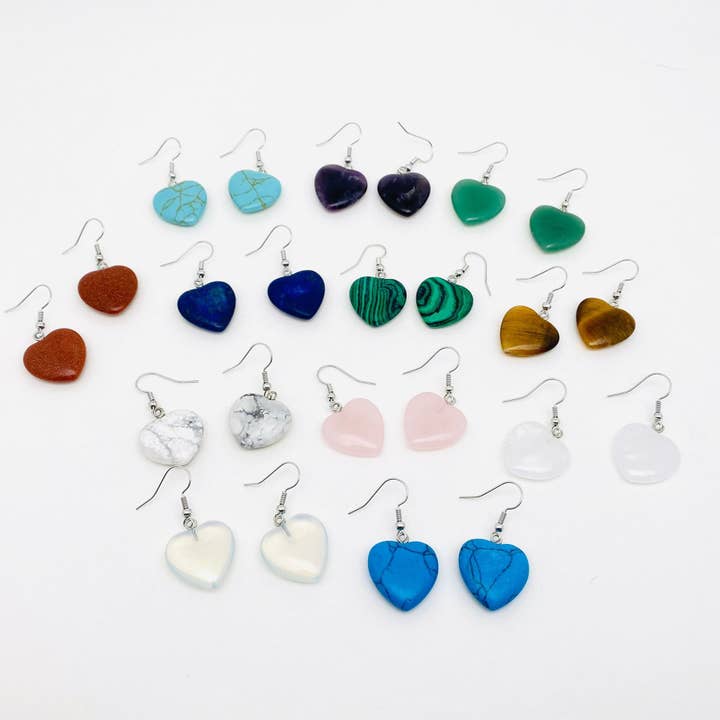 Hartvormige oorbellen met bedeltje in natuursteen - CS voor wholesale door Mio Queena