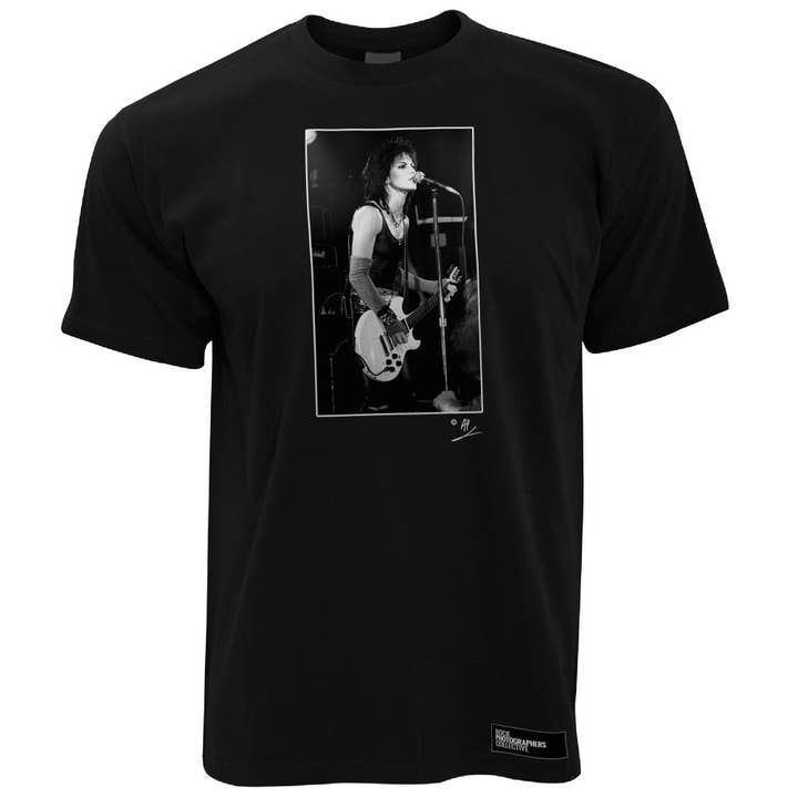 T-shirt Joan Jett at mic pour homme pour la vente par Rock Photographers Collective