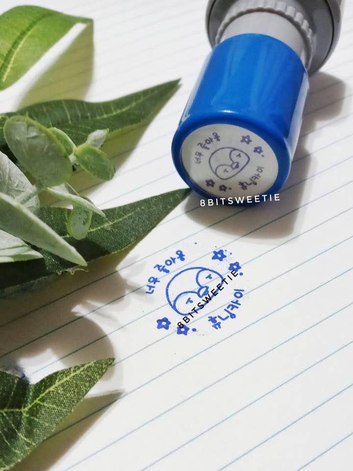 HueningKai Penguin Godkendelsesstempel Selvfarvende Kpop for engroshandel hos 8bitsweetie