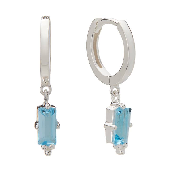 Huggies med hængende blå topas baguette for engroshandel hos Murkani Jewellery