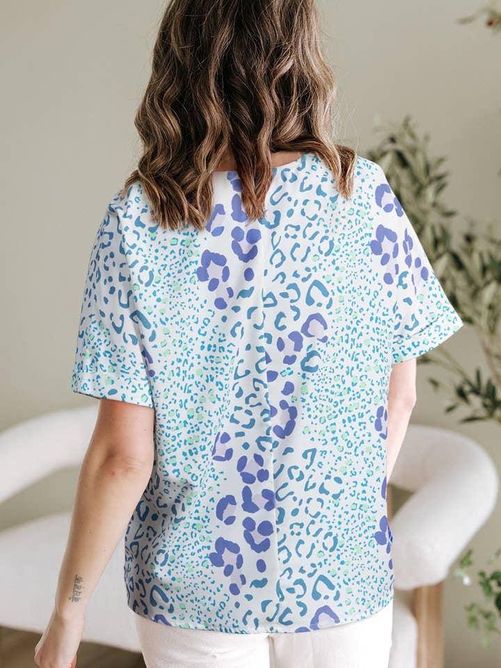 1 the Woman - Wholesale Blouse - Women's - Mixed Leopard Print V Neck Short Sleeve Blouse S-4X