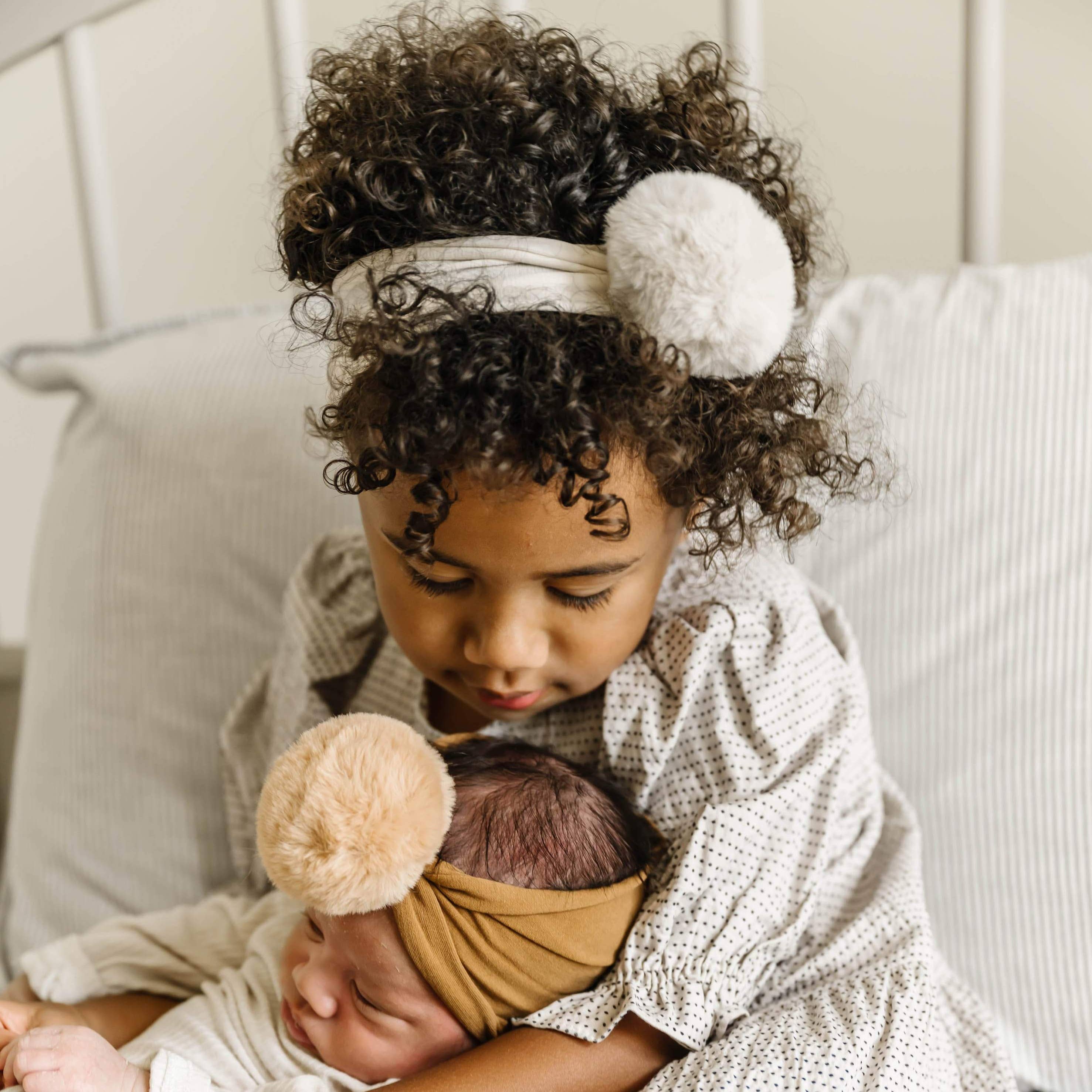 Baby Bling Bows – Laço para o cabelo – Bebé por atacado – Banda de cabeça de nylon macio Baby Bling® Faux Fur Pom10