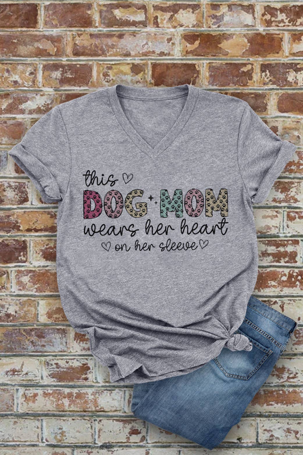 Top Avenue – T-shirt estampada - Mulher por atacado – Esta Dog Mama Weats Her Heart Na Manga, T-Shirt Unissex com Decote em V2