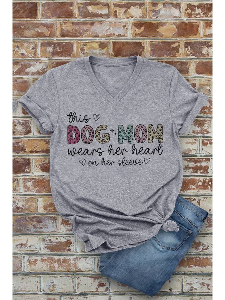 Top Avenue - Vendita all'ingrosso Maglietta serigrafata - Donna - T-shirt unisex con scollo a V, questa mamma cagnolina porta il cuore sulla manica2