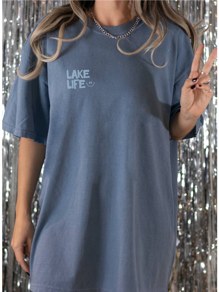 Rad Vibes Only - Vendita all'ingrosso Maglietta serigrafata - Donna - Maglietta estiva Lake Life Ted Dyed Tee Smiley, divertente in barca0