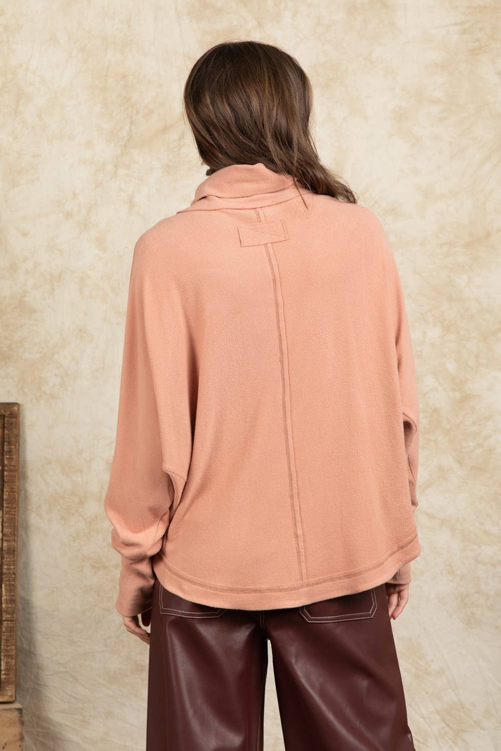 VERY J – Großhandel Tunika – Damen – NT11246-Übergroßes Tunika-Strickoberteil mit Stehkragen und Dolmenärmeln10