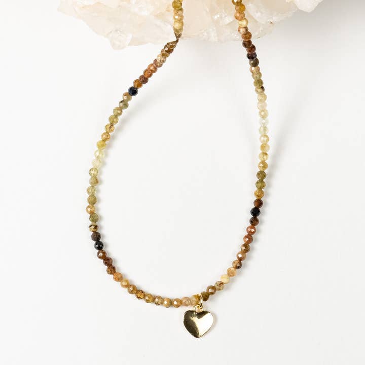 Collier Ras du Cou Cœur en Grenat Vert Petit pour la vente par Be the Light Malas