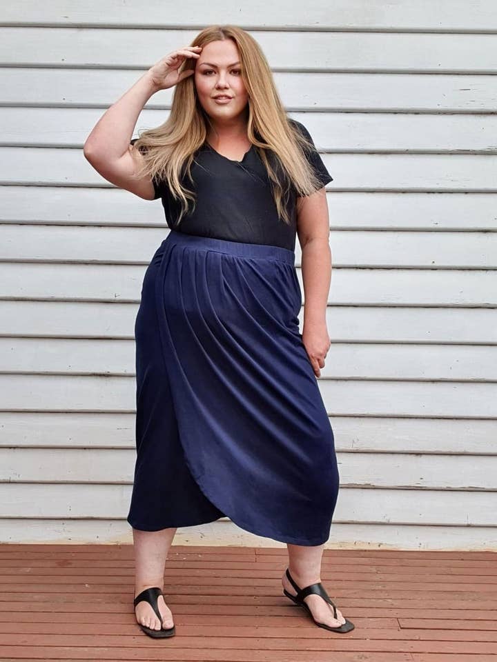 Jupe portefeuille tulipe//Navy pour la vente par Hope & Harvest