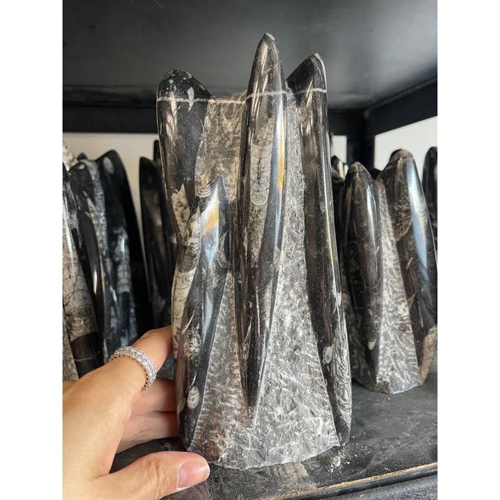 Casablanca Exports – Engroshandel Bordpynt – Fossil Orthoceras kalkstensstatue tårn1