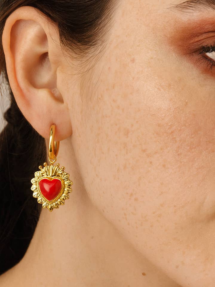 Pendientes de corazón sagrado for wholesale by Wild & Free