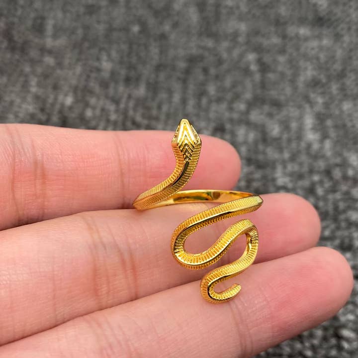Mio Queena - Wholesale Cocktail/Statement Ring - 18K Gold Plated Textured Snake Adjustable Ring