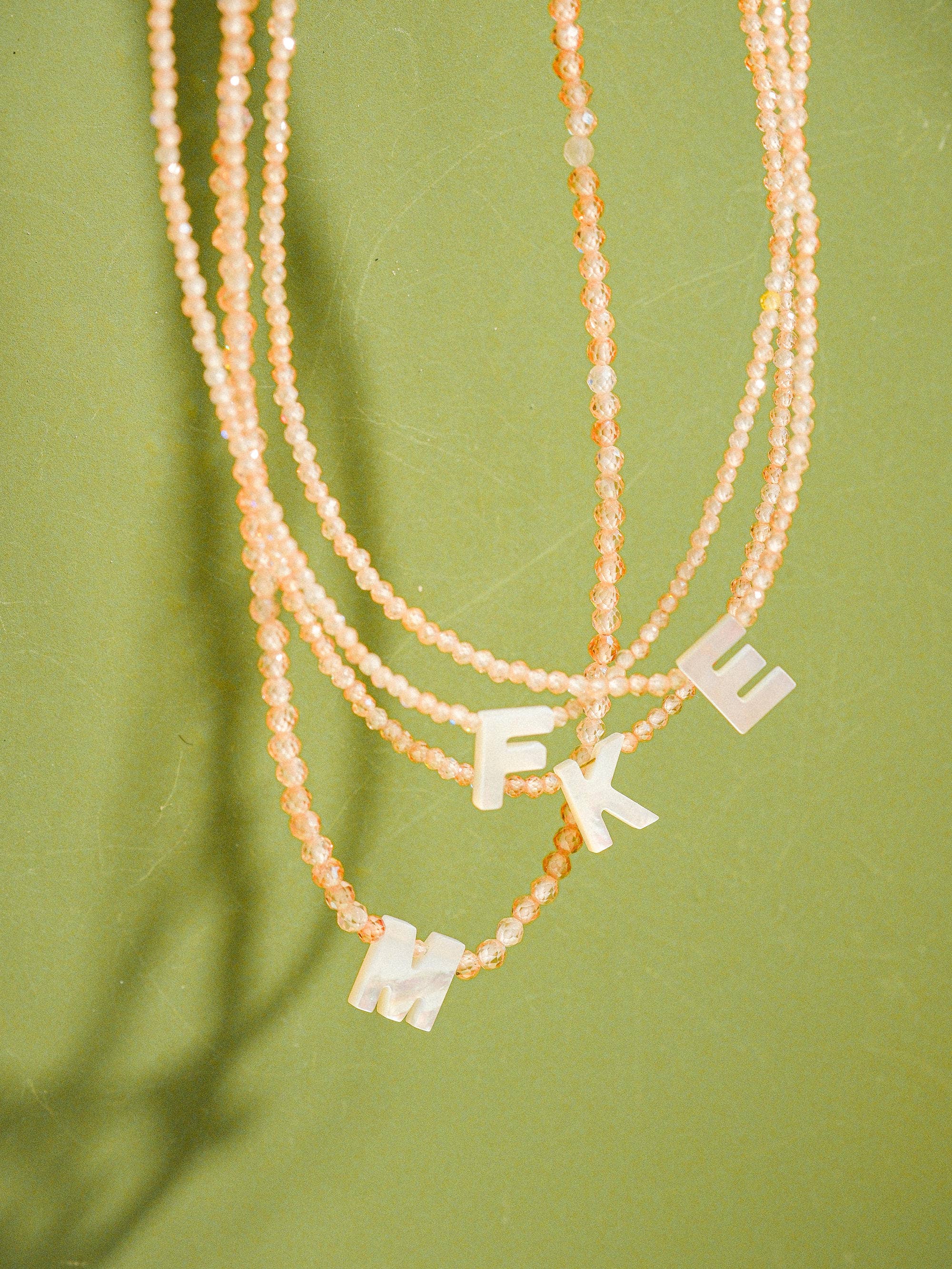 Rose Collier ras du cou bohème à perles avec coquillages naturels et alphabet personnalisé en vente sur Faire0