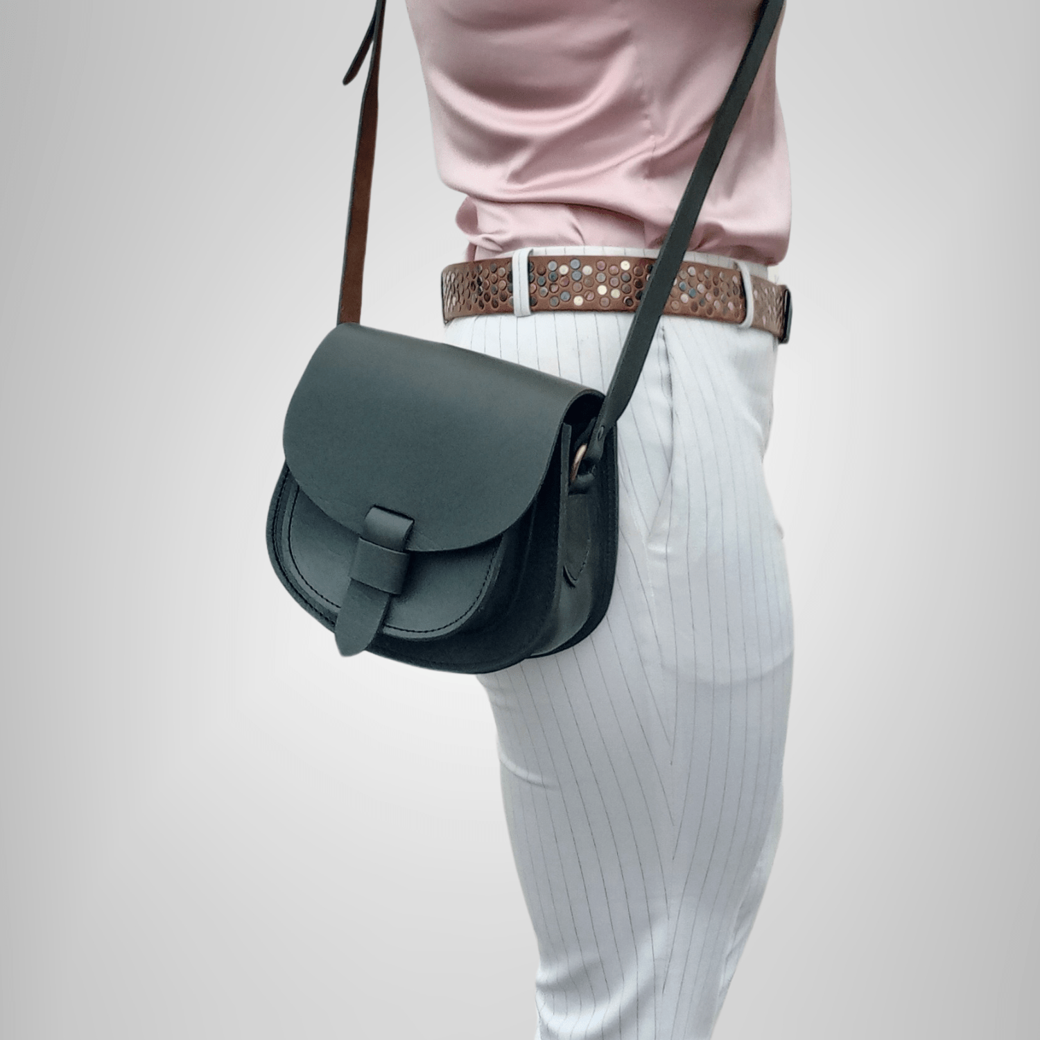 Artisan Stories – bolsa tiracolo - Mulher por atacado – Saco de selim em pele verde maya1