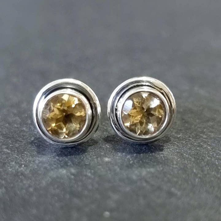 Minimalistische runde Citrin-Ohrstecker, 925er Sterlingsilber, S16CIT für den Großhandel von Mistry Gems