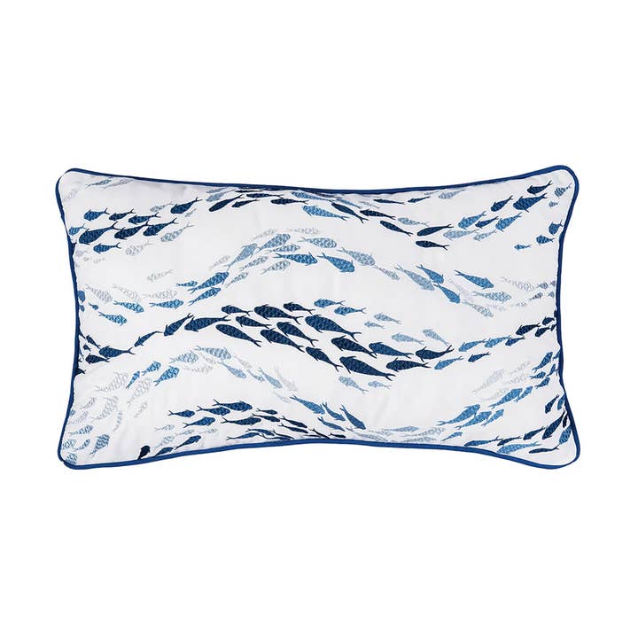 Coussin d'intérieur/extérieur Making Waves Fish School pour la vente par Rightside Design