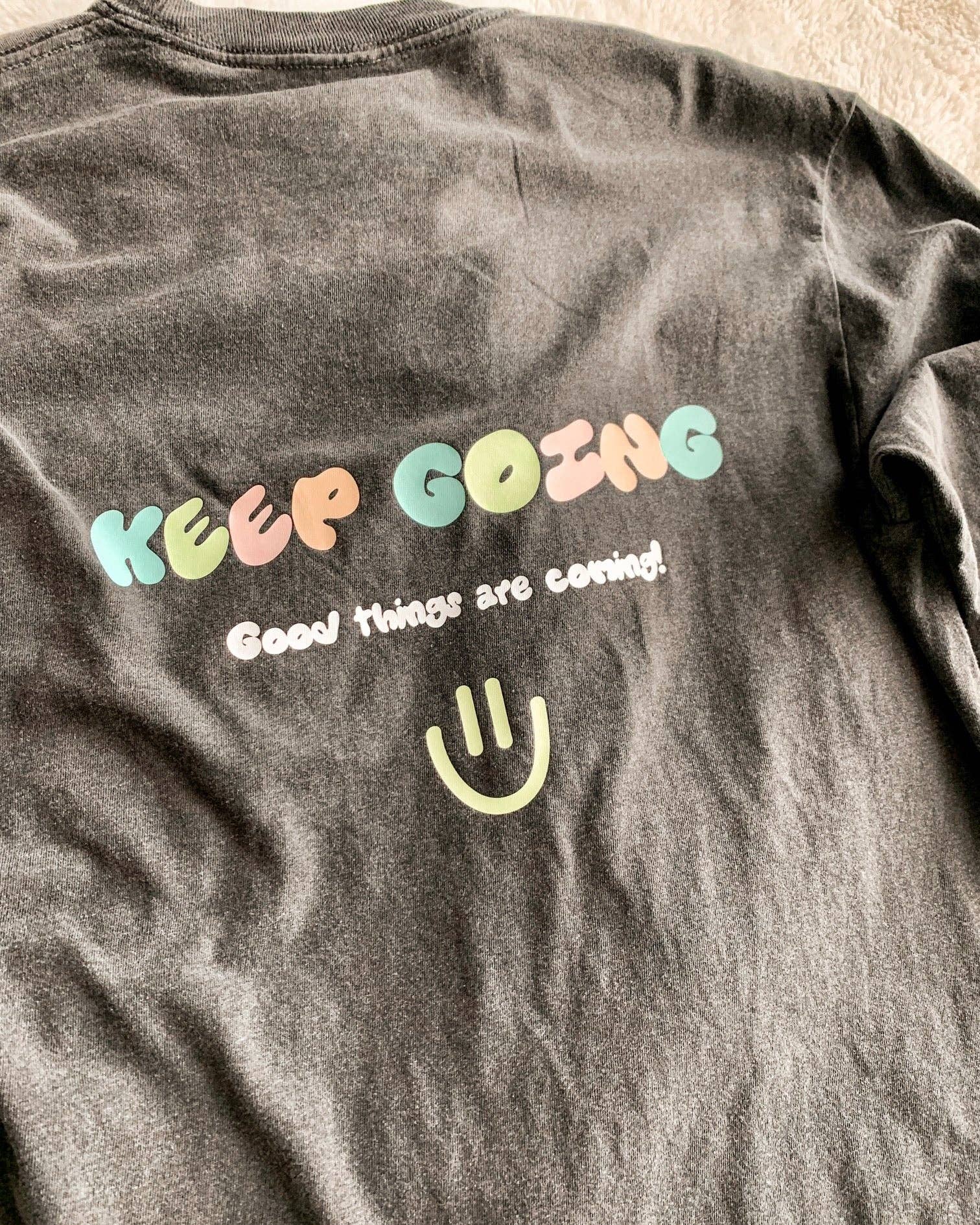 Rad Vibes Only - Wholesale T-shirt met print - Dames - Keep Going T-shirt met lange mouwen en zak1