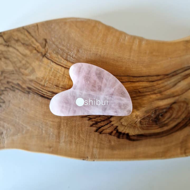 SHIBUI Gua Sha a forma di cuore in quarzo rosa per la vendita all'ingrosso da parte di Shibui