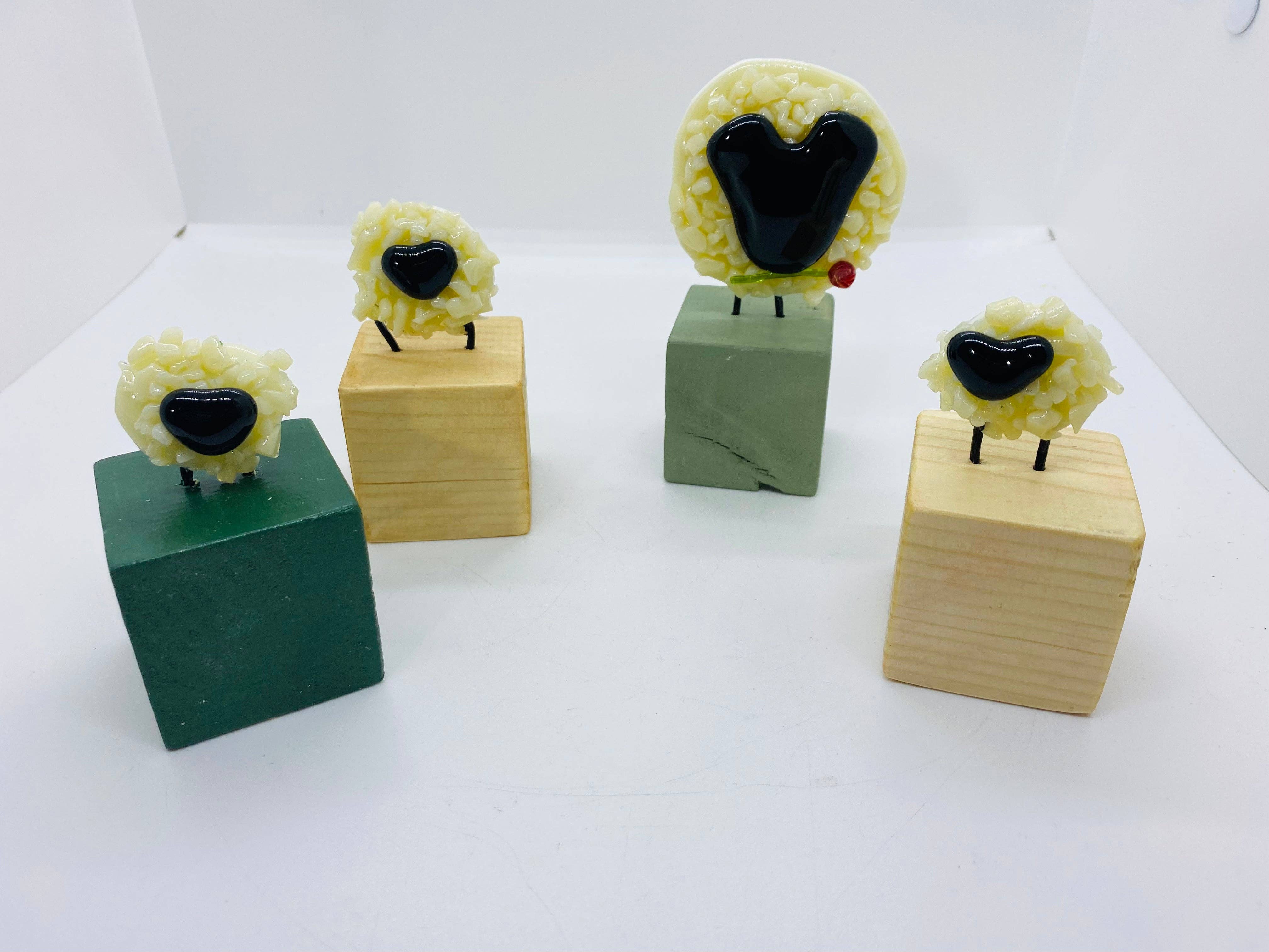 Ally Glass Studio – wholesale Decorative tabletop object – The Block Flock large flower1