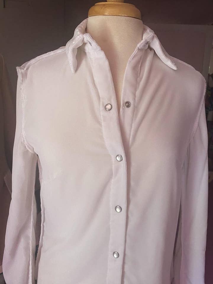 Chemise M/L en velours blanc Ava avec Rada Dada pour la vente par Ears Of Buddha