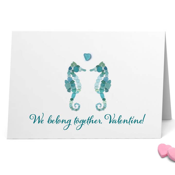 Etched by the Sea, Inc. - Venta al por mayor Tarjetas de San Valentín - Caballitos de mar de cristal marino «¡Pertenecemos juntos, San Valentín!» Tarjeta