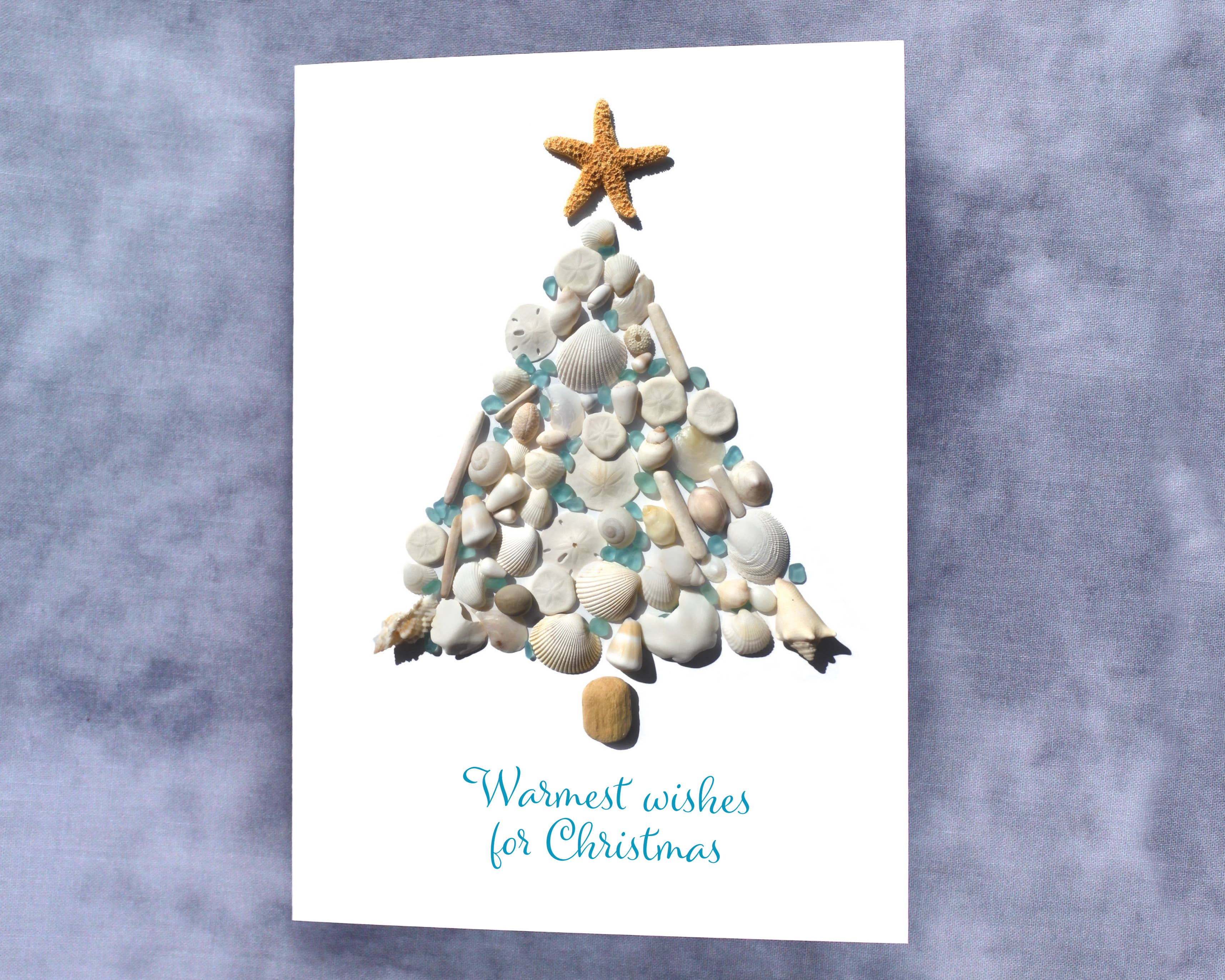 Beachcombing / Etched by the Sea – Großhandel Weihnachtskarte – White Seashells und Sea Glass Tree Weihnachtskarte2