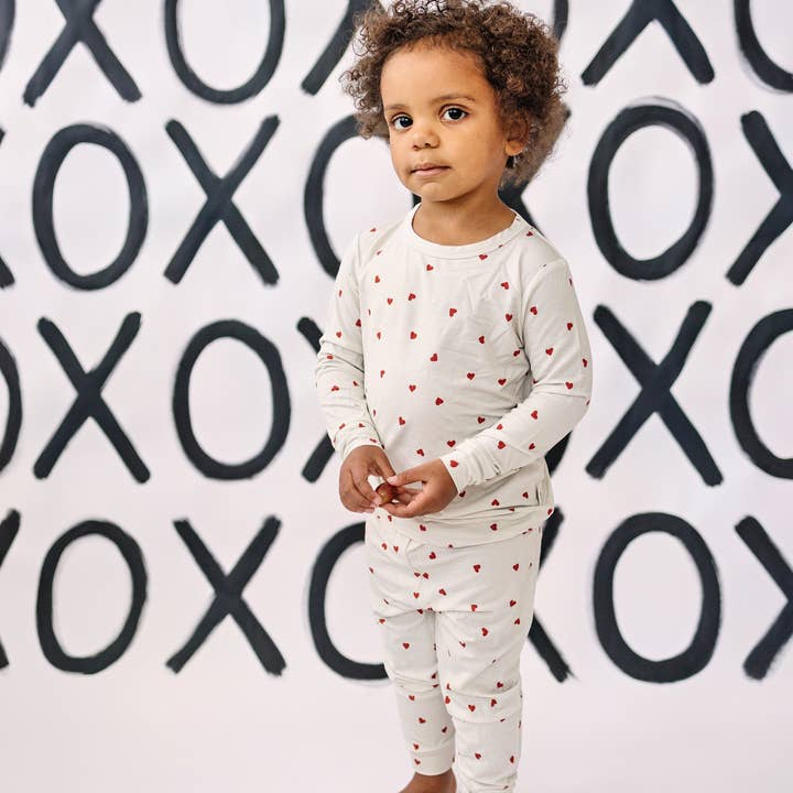 Pigiama in bambù 2 pezzi Tiny Hearts per la vendita all'ingrosso da parte di Little Joy Co.