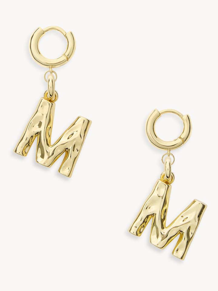 Monogram Huggie i guld for engroshandel hos MACHETE