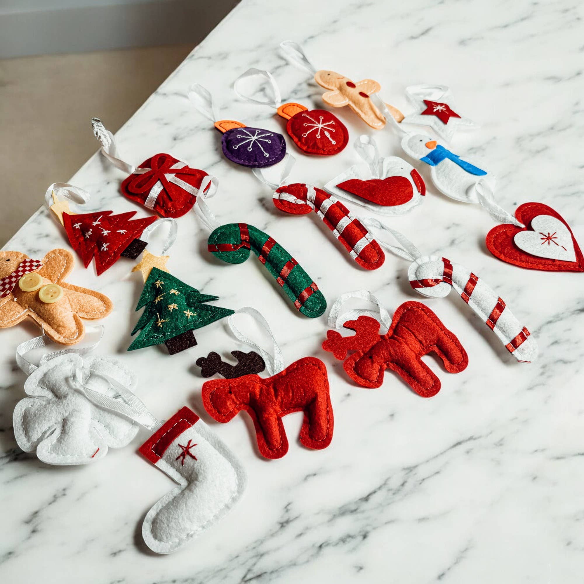 Gia Roma – Großhandel Adventskalender – Wiederverwendbarer Adventskalender aus Filz mit hängenden Plüschornamenten30