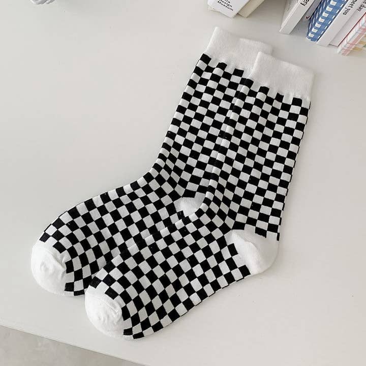 Kvinders mellemlange sokker med alfabetprint for engroshandel hos Plush Looks