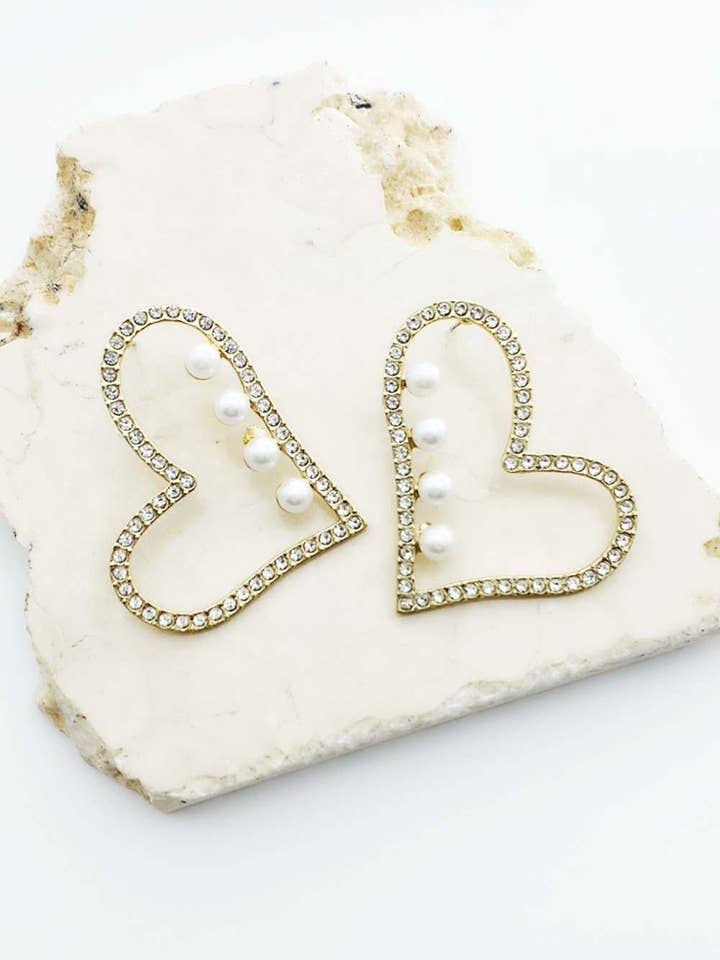 Orecchini a bottone con mini perle a forma di cuore per la vendita all'ingrosso da parte di Été Rose