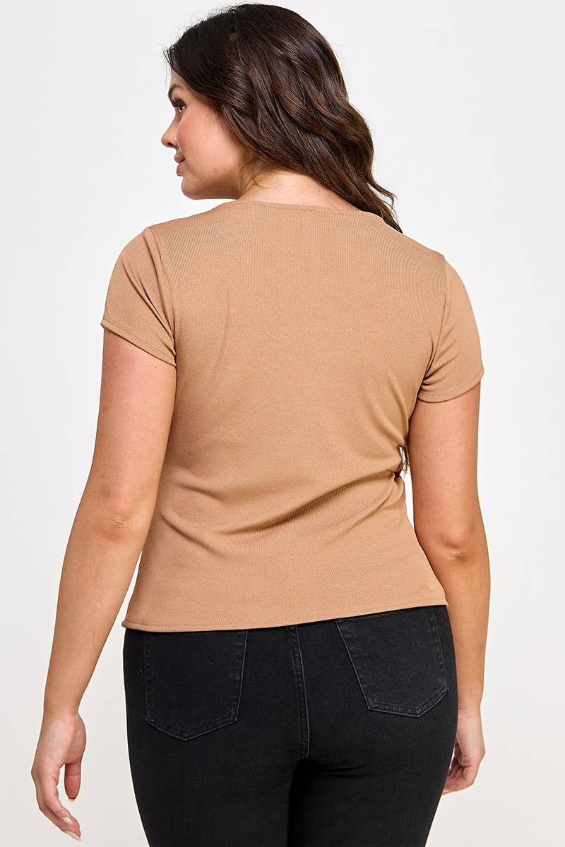 Haute Fox Plus Size & Contemporary – wholesale Stickad topp - Dam – Plus Size Asymmetrisk Utskuren Kortärmad Topp JK18676-T5