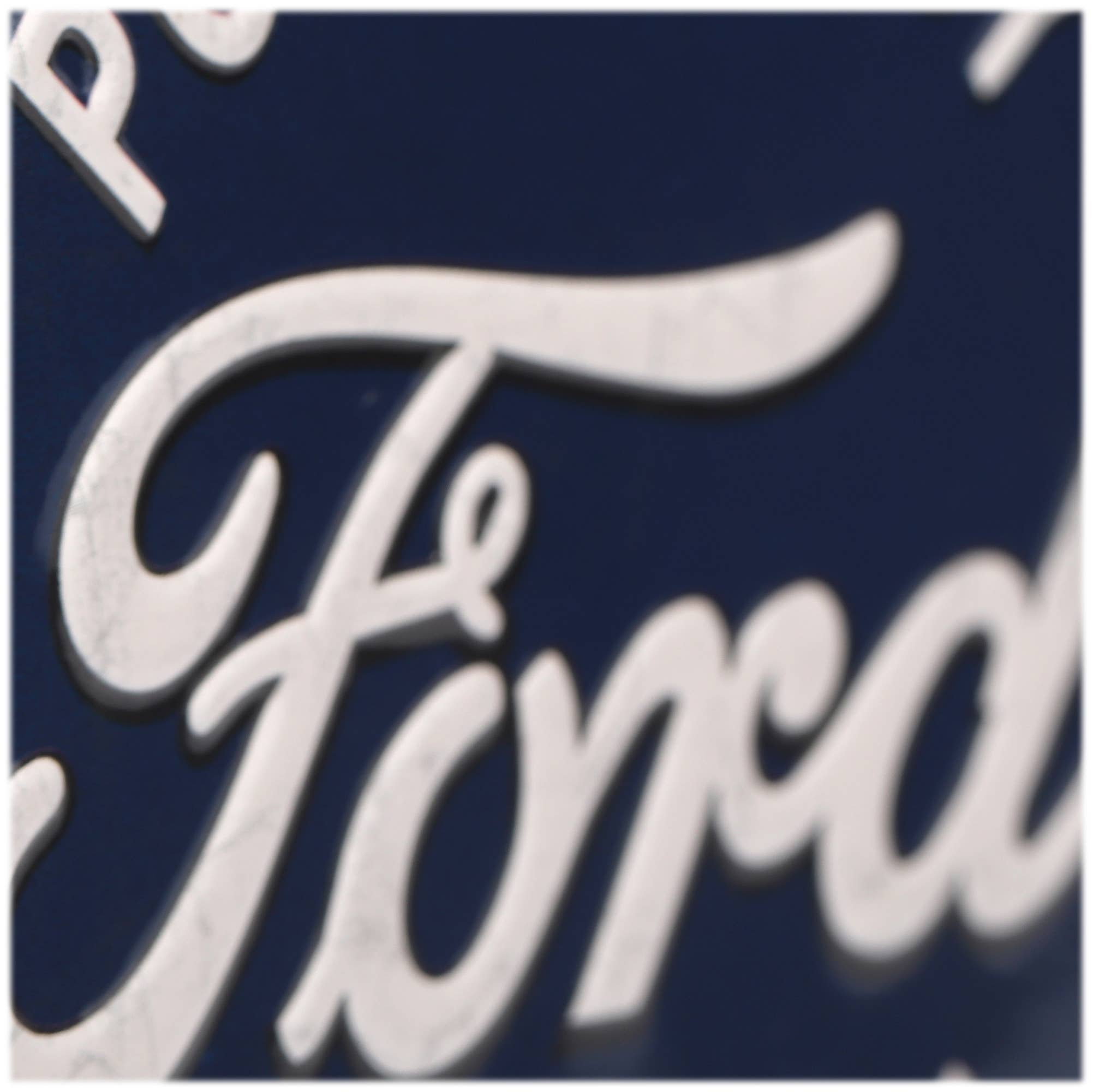 Open Road Brands, LLC - Vente Aimants - Ford - Aimant rond en métal « Powered by Ford Built to Last »3